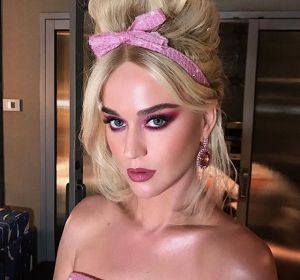 Katy Perry con la melena rubia y un mono de color rosa pastel Katy Perry con la melena rubia y un mono de color rosa pastel