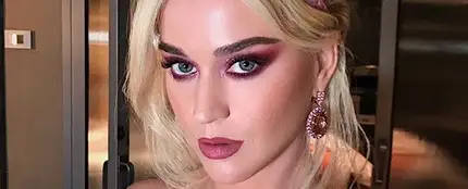 Katy Perry con la melena rubia y un mono de color rosa pastel Katy Perry con la melena rubia y un mono de color rosa pastel