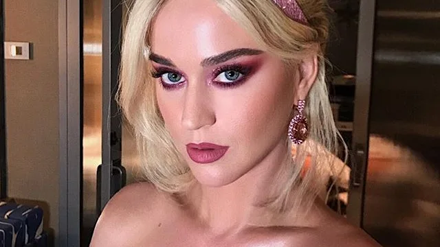 Katy Perry con la melena rubia y un mono de color rosa pastel Katy Perry con la melena rubia y un mono de color rosa pastel