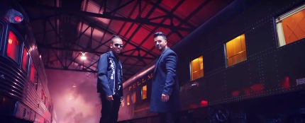 Ozuna y Luis Fonsi en el videoclip de 'Imposible'