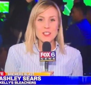 Una mujer besa a Ashley Sears mientras hacia un directo Una mujer besa a Ashley Sears mientras hacia un directo