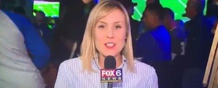 Una mujer besa a Ashley Sears mientras hacia un directo Una mujer besa a Ashley Sears mientras hacia un directo