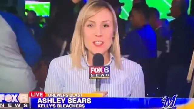 Una mujer besa a Ashley Sears mientras hacia un directo