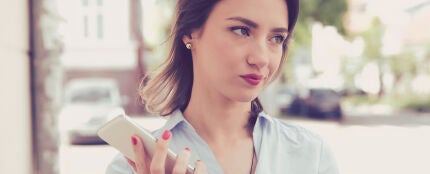 Mujer con m&oacute;vil