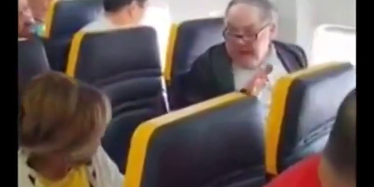Incidente racista en un vuelo: un pasajero insulta a una mujer negra que se sentó a su lado y pide que la cambien de sitio
