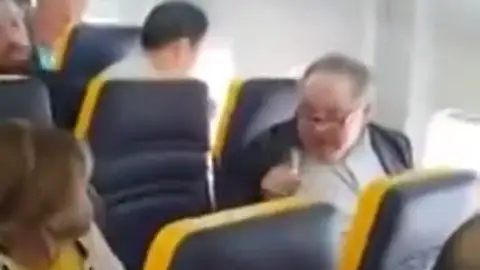 La indignante reacción de un pasajero de Ryanair tras sentarse una mujer negra a su lado: "No me hables un puto idioma extranjero, puta vaca fea" La indignante reacción de un pasajero de Ryanair tras sentarse una mujer negra a su lado: "No me hables un puto idioma extranjero, puta vaca fea"