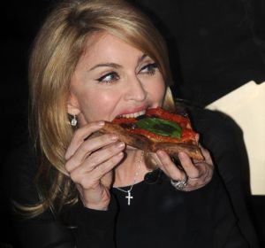 Madonna comiendo una pizza Madonna comiendo una pizza