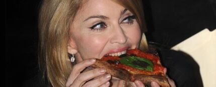 Madonna comiendo una pizza
