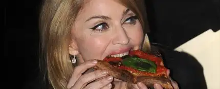 Madonna comiendo una pizza Madonna comiendo una pizza