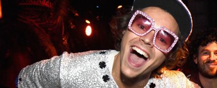 Harry Styles se ha disfrazado de un brillante Elton John