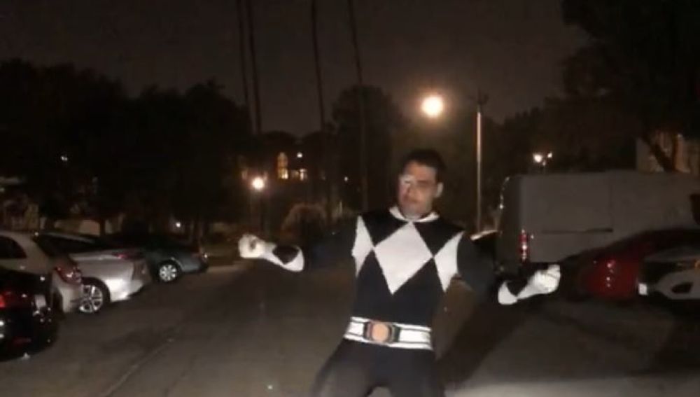 Miguel Ángel Silvestre baila disfrazado de Power Ranger