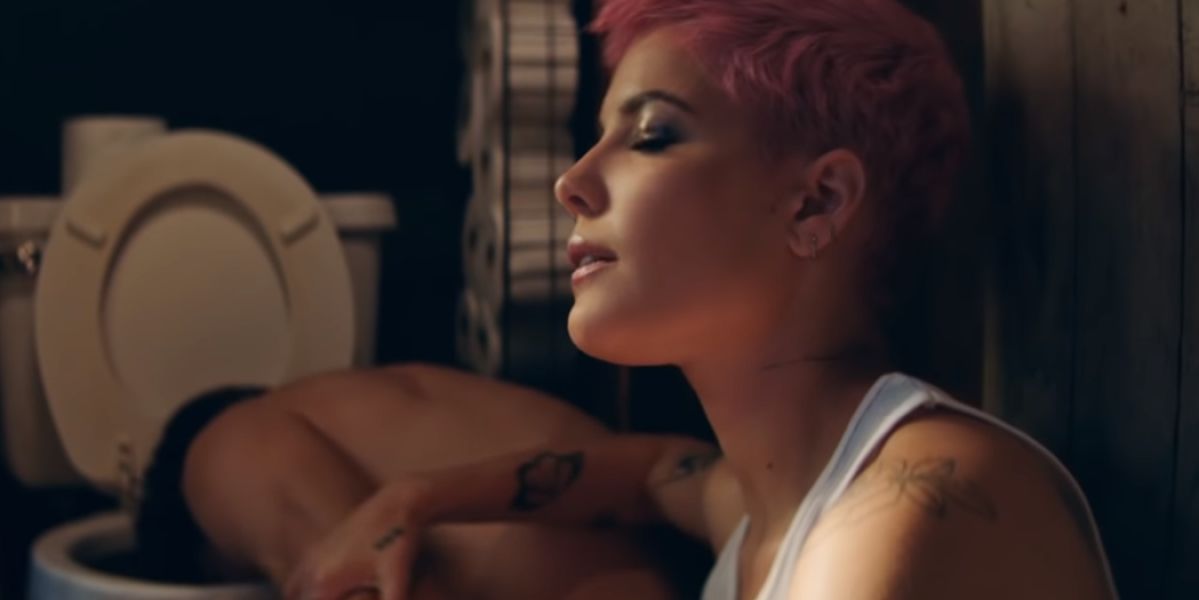 Halsey supera una relación tormentosa en ‘Without Me