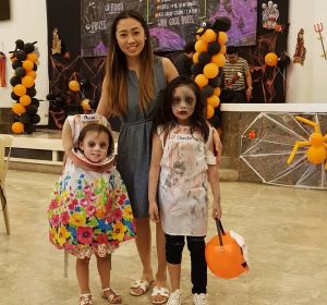 Maya y su hermana Charlie disfrazadas por Halloween Maya y su hermana Charlie disfrazadas por Halloween