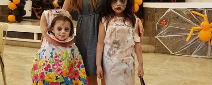 Maya y su hermana Charlie disfrazadas por Halloween