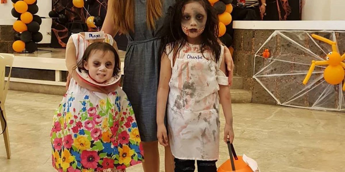 Maya y su hermana Charlie disfrazadas por Halloween