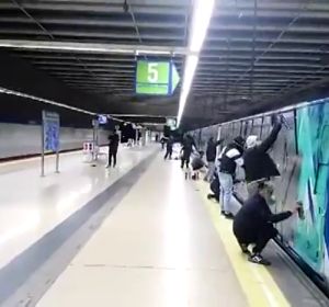 Un grupo de 15 grafiteros obligan a un maquinista de Metro a mover el tren para pintarlo Un grupo de 15 grafiteros obligan a un maquinista de Metro a mover el tren para pintarlo