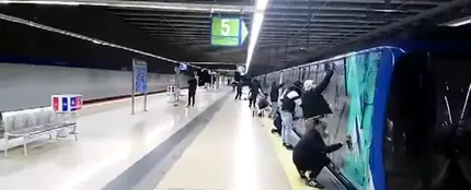 Un grupo de 15 grafiteros obligan a un maquinista de Metro a mover el tren para pintarlo Un grupo de 15 grafiteros obligan a un maquinista de Metro a mover el tren para pintarlo