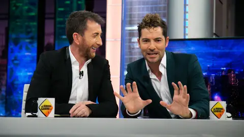 Pablo Motos descubre la extraña forma de guiñar el ojo de David Bisbal Pablo Motos descubre la extraña forma de guiñar el ojo de David Bisbal