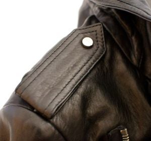 Detalle de una cazadora de cuero Detalle de una cazadora de cuero