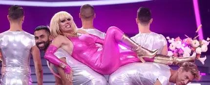 Anabel Alonso monta un festival de acrobacias como Raffaella Carrà mientras llama al '5353456' Anabel Alonso monta un festival de acrobacias como Raffaella Carrà mientras llama al '5353456'