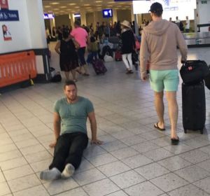 Justin Levene arrastrándose en el aeropuerto de Luton Justin Levene arrastrándose en el aeropuerto de Luton