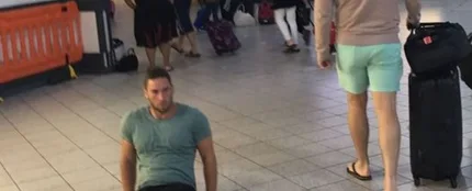 Justin Levene arrastrándose en el aeropuerto de Luton Justin Levene arrastrándose en el aeropuerto de Luton