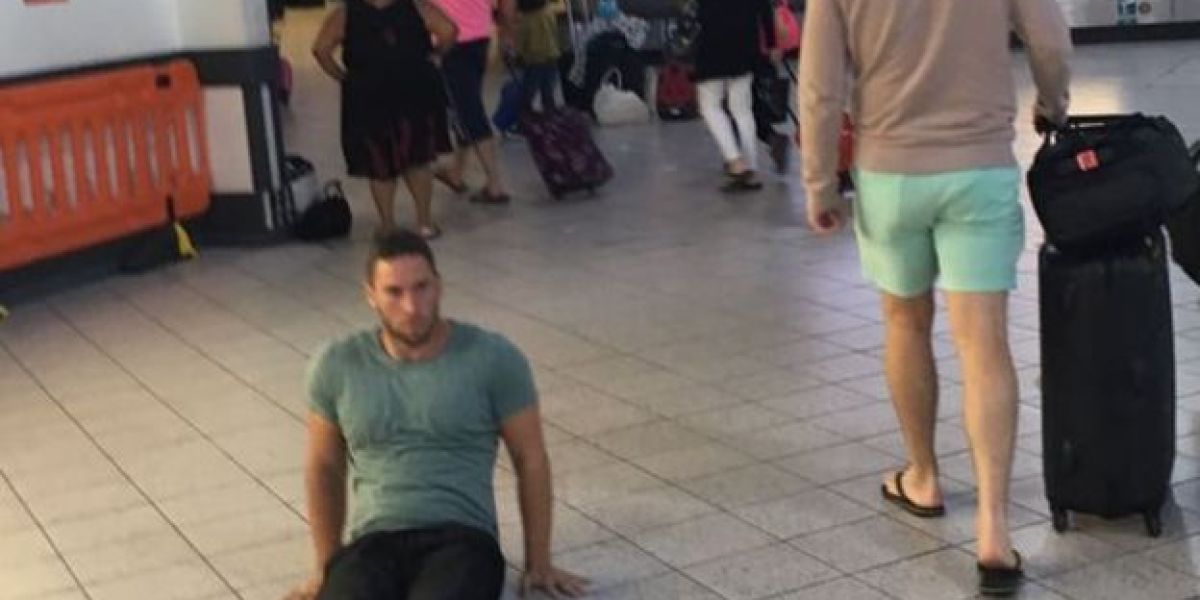 Justin Levene arrastrándose en el aeropuerto de Luton