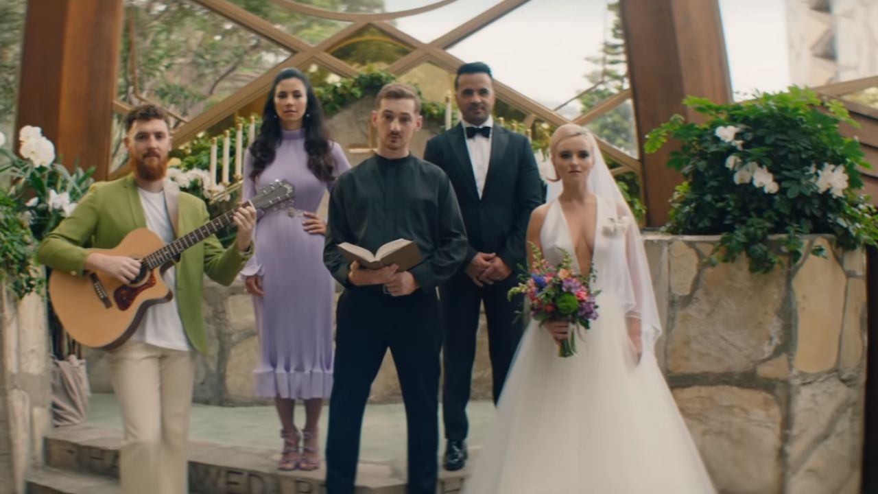 Clean bandit 2018. Clean bandit фото солистки. Группа clean bandit. Группа clean bandit. Clean bandit фото солистки.