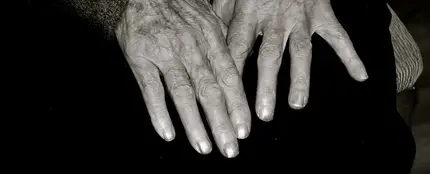 Manos de una anciana Manos de una anciana