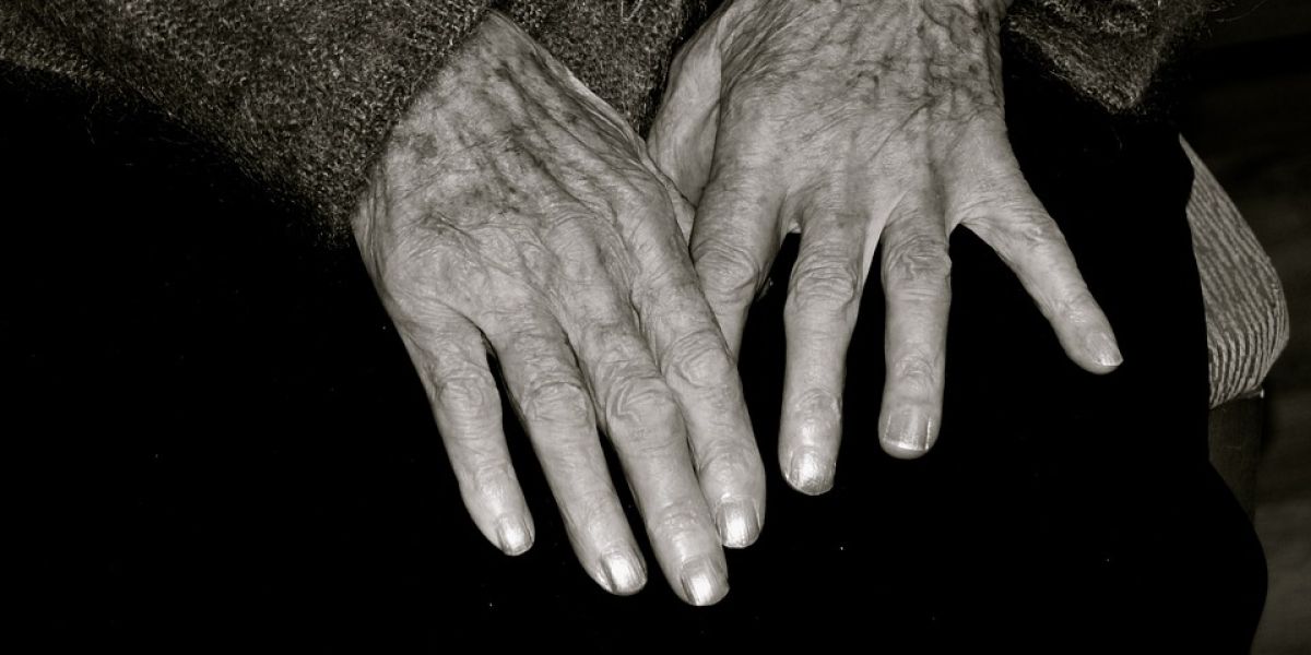 Manos de una anciana