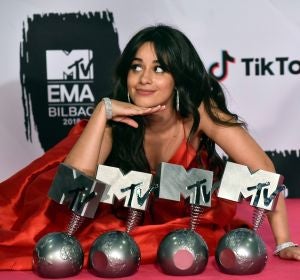 La cantante cubana Camila Cabello posa los galardones recibidos en la gala de entrega de los European Music Awards La cantante cubana Camila Cabello posa los galardones recibidos en la gala de entrega de los European Music Awards