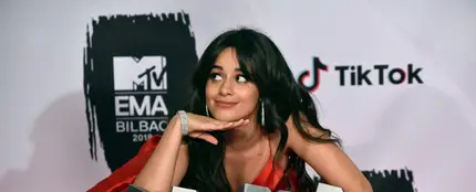 La cantante cubana Camila Cabello posa los galardones recibidos en la gala de entrega de los European Music Awards La cantante cubana Camila Cabello posa los galardones recibidos en la gala de entrega de los European Music Awards