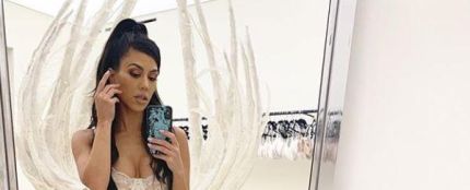 Kourtney Kardashian muestra su disfraz con la habitación completamente desordenada