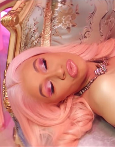 Cardi B en el videoclip de 'Mi mami', con El Alfa