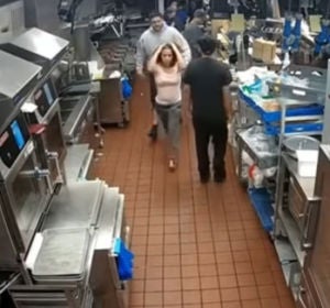 Una mujer agrede brutalmente a una empleada de McDonald's por no tener bolsitas de ketchup Una mujer agrede brutalmente a una empleada de McDonald's por no tener bolsitas de ketchup