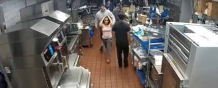 Una mujer agrede brutalmente a una empleada de McDonald&#39;s por no tener bolsitas de ketchup 