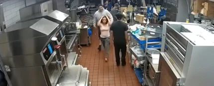 Una mujer agrede brutalmente a una empleada de McDonald's por no tener bolsitas de ketchup Una mujer agrede brutalmente a una empleada de McDonald's por no tener bolsitas de ketchup