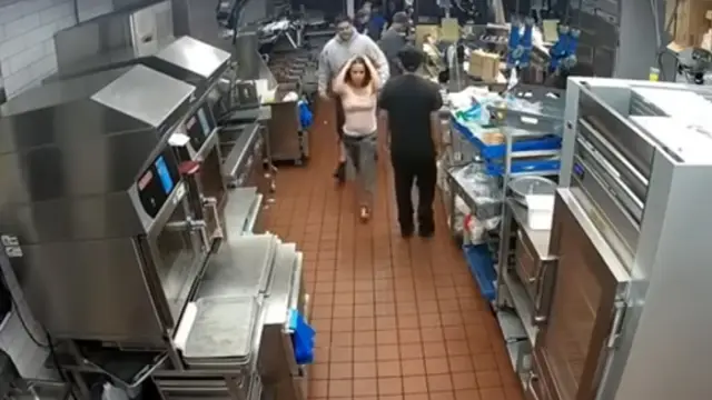Una mujer agrede brutalmente a una empleada de McDonald's por no tener bolsitas de ketchup