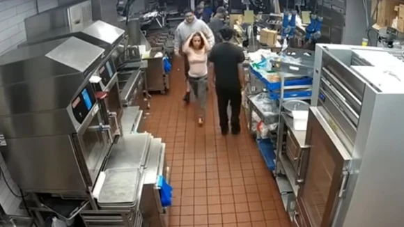 Una mujer agrede brutalmente a una empleada de McDonald's por no tener bolsitas de ketchup 