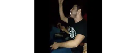 Se va la luz en el cine y este joven improvisa 'I want to break free' de Queen Se va la luz en el cine y este joven improvisa 'I want to break free' de Queen