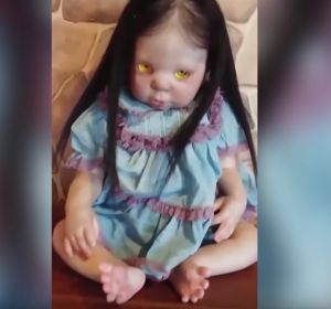 Esta es la terrorífica muñeca que te sigue con la mirada Esta es la terrorífica muñeca que te sigue con la mirada