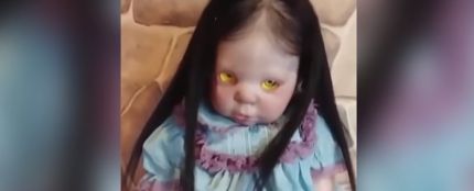 Esta es la terrorífica muñeca que te sigue con la mirada 