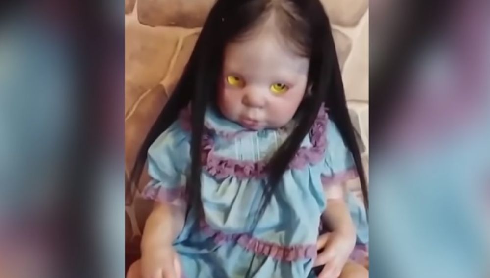 Esta es la terrorífica muñeca que te sigue con la mirada 