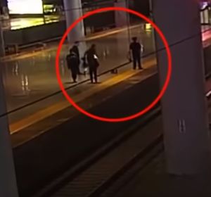 Una mujer salta a las vías del tren para asustar a su novio Una mujer salta a las vías del tren para asustar a su novio