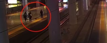 Una mujer salta a las vías del tren para asustar a su novio
