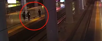 Una mujer salta a las vías del tren para asustar a su novio Una mujer salta a las vías del tren para asustar a su novio