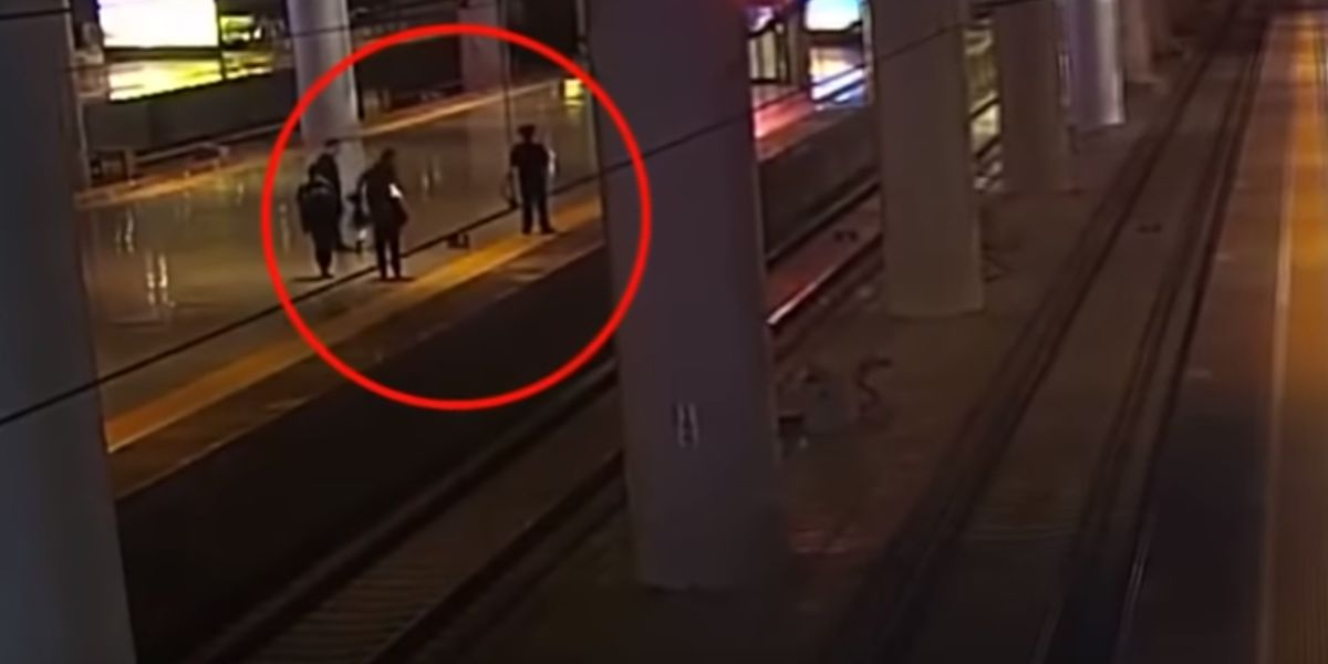 Una mujer salta a las vías del tren para asustar a su novio