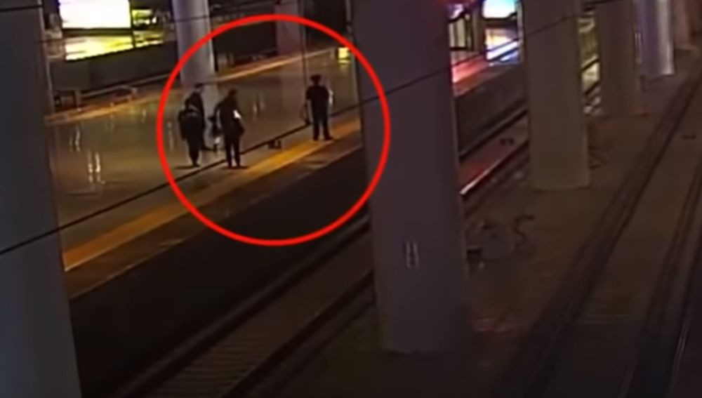 Una mujer salta a las vías del tren para asustar a su novio
