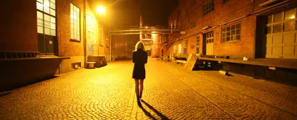 Una chica camina sola por la calle Una chica camina sola por la calle