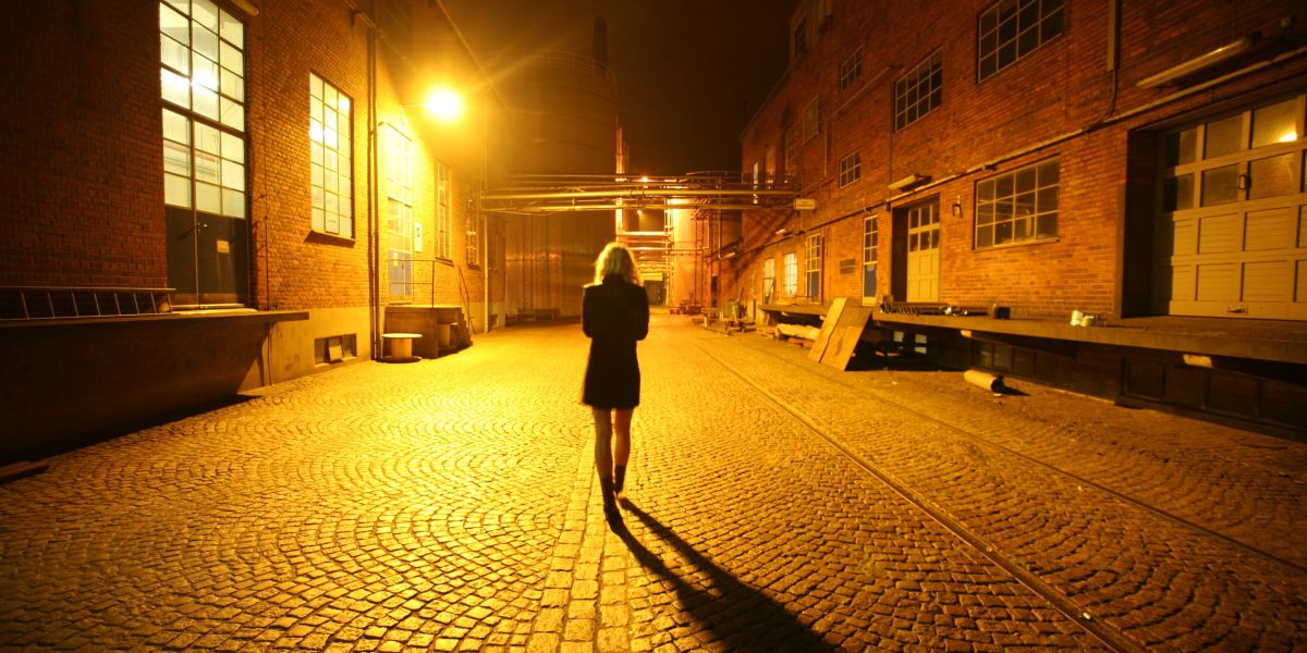 Una chica camina sola por la calle